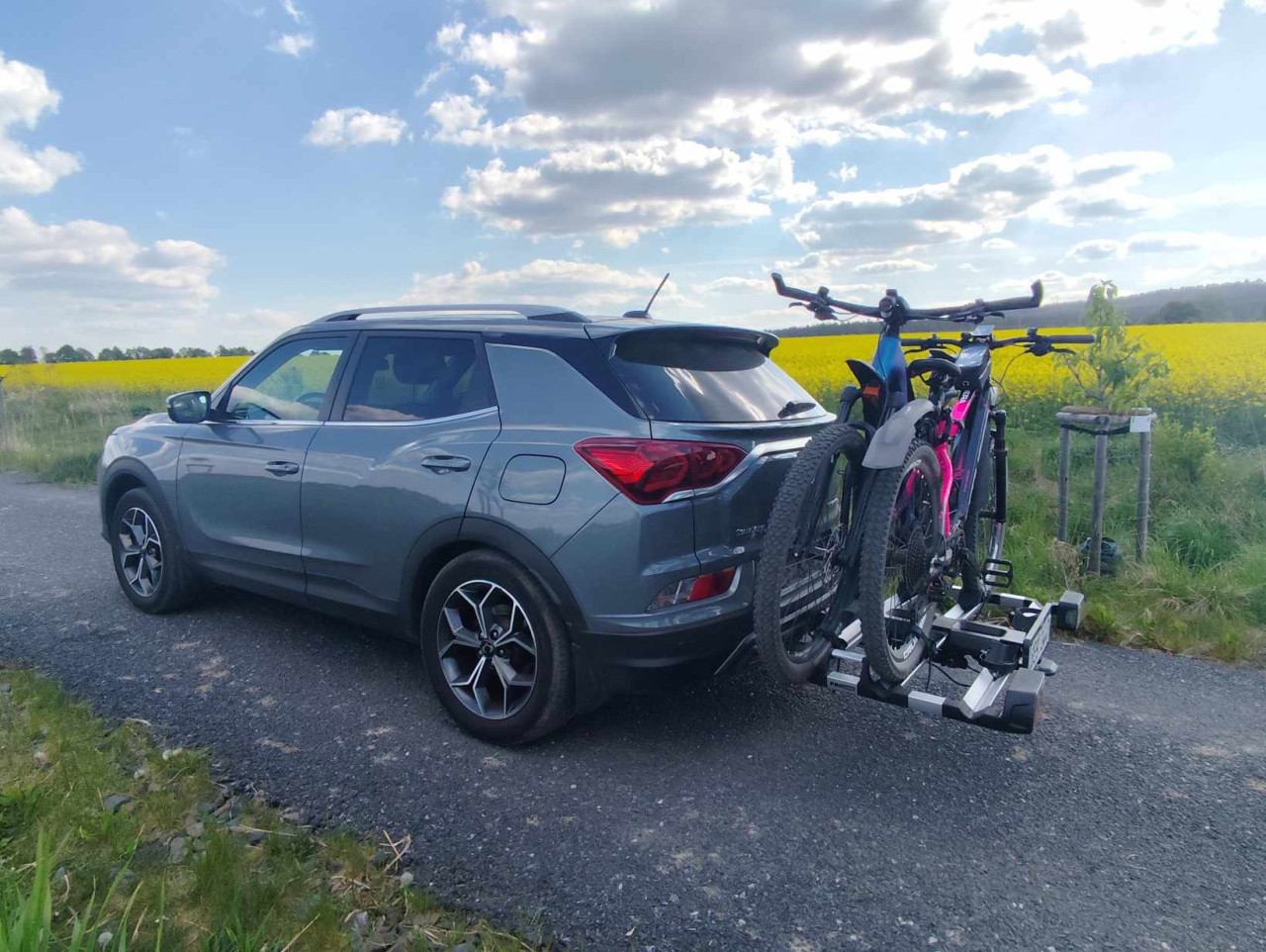Nosič kol namontovaný na tažném zařízení automobilu